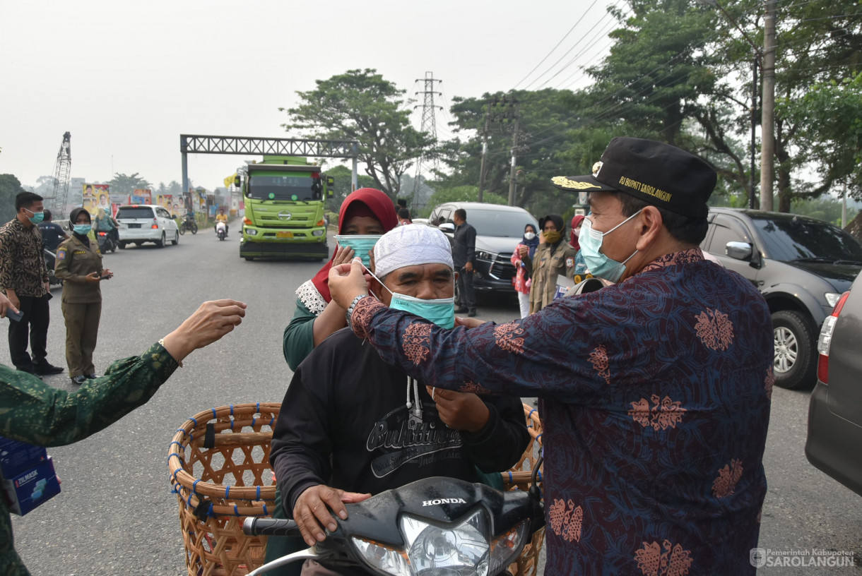 2 Oktober 2023 - Penjabat Bupati Sarolangun Melakukan Pembagian Masker Gratis di Depan Bank Pembangunan Daerah Jambi