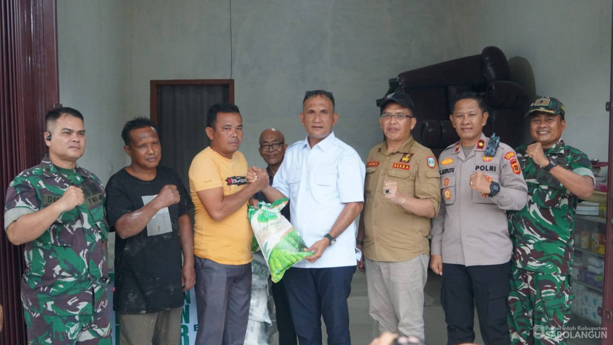 29 April 2026 Bupati Sarolangun melakukan peninjauan jembatan putus, serta menyerahkan bantuan terhadap korban terdampak banjir di Kecamatan Bathin VIII