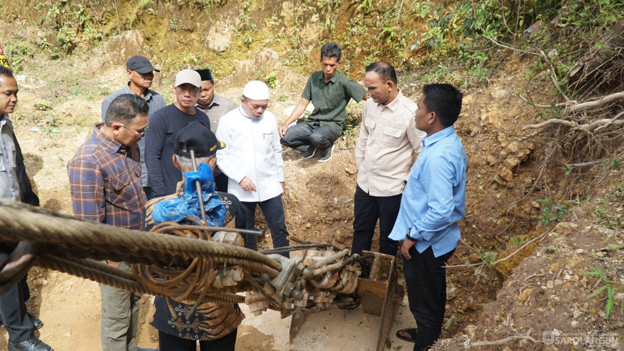 27 Februari 2026 Gubernur Jambi didampingi Bupati Sarolangun Beserta Jajaran Mengecek Kondisi Jembatan yang menghubungkan Desa Bathin Pengambang&nbsp; Tambak Ratu Kecamatan Batang Asai