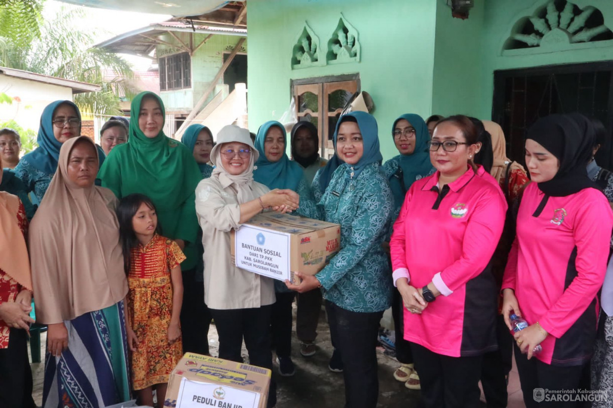 15 Januari 2024 -&nbsp;&nbsp;Ibu Penjabat Bupati Sarolangun selaku Ketua TP PKK dan GOW Kab.Sarolangun Meninjau 5 Kecamatan Korban Banjir di Kab.Sarolangun