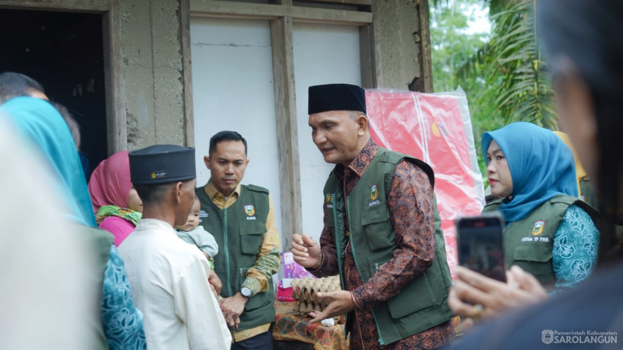 Mengunjungi Rumah Warga Resiko Stunting Sekaligus Memberikan Air Susu dan Menyuap Telur Rebus Kepada Warga yang Beresiko Stunting, Memberikan Bantuan Genting Berbakti Maju