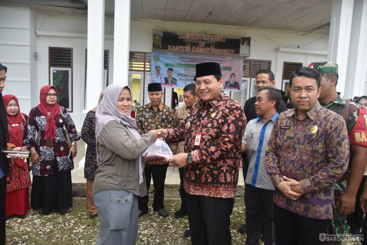 13 Juni 2024 - Gerakan Pasar Murah Daging Kerbau Sapi Ayam Dalam Rangka Menjaga Stabilitas Harga Daging Menyambut Hari Raya Idul Adha Di Kantor Camat Singkut