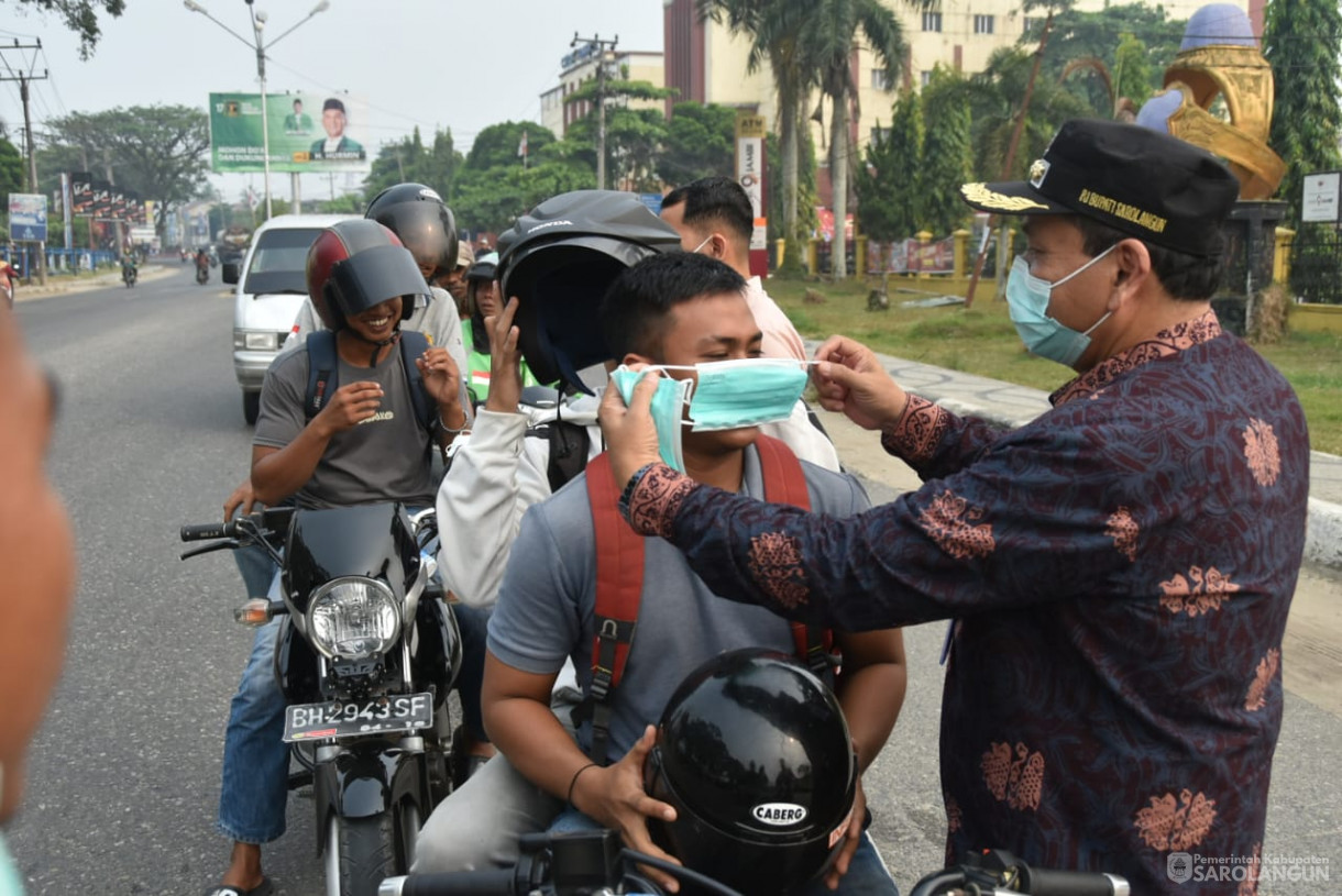 2 Oktober 2023 - Penjabat Bupati Sarolangun Melakukan Pembagian Masker Gratis di Depan Bank Pembangunan Daerah Jambi