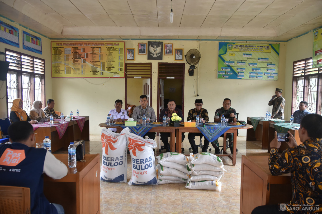 1 Februari 2024 - Penyerahan Bantuan Pasca Banjir Di Kantor Desa Teluk Kecimbung Kecamatan Bathin VIII