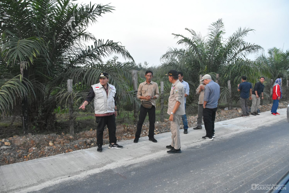 21 Oktober 2023 - Penjabat Bupati Sarolangun Meninjau Pembangunan dan Pelebaran Jalan di Desa Pulau Pandan Kecamatan Limun