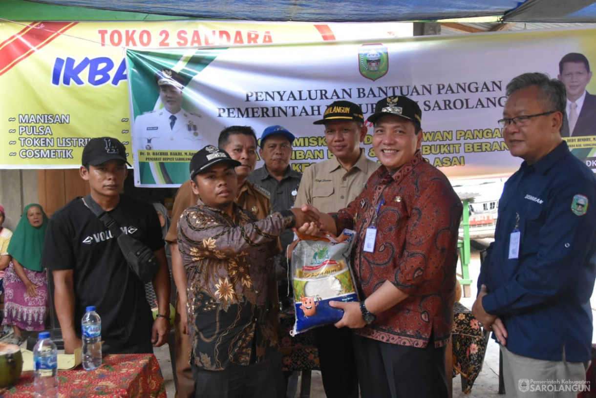 5 Oktober 2023 - Penjabat Bupati Sarolangun Melakukan Penyerahan Bantuan Pangan Berupa Beras Untuk 50 KK di Desa Paniban Baru dan Desa Bukit Berantai Kecamatan Batang Asai