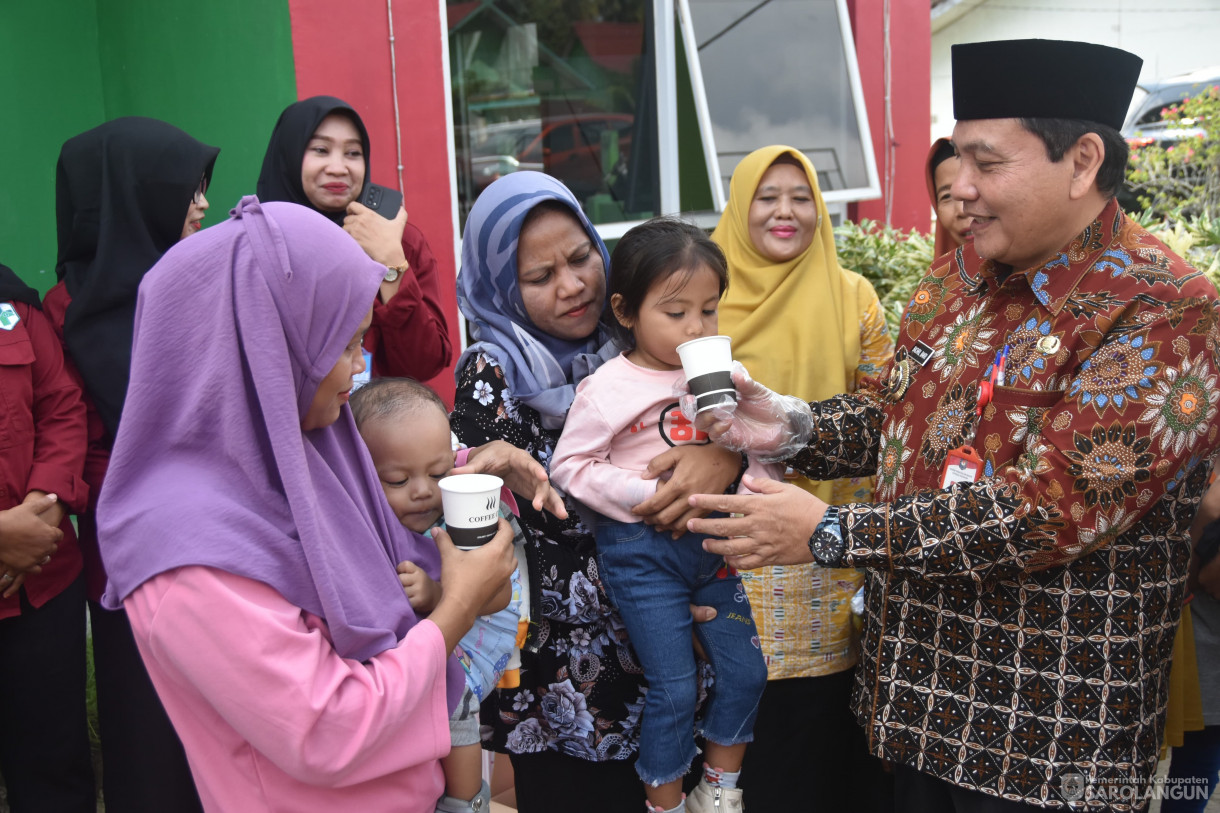 18 April 2024 - Penyerahan Bantuan Untuk Keluarga Berisiko Stunting Dari Bapak Asuh Anak Stunting Di Puskesmas Pauh