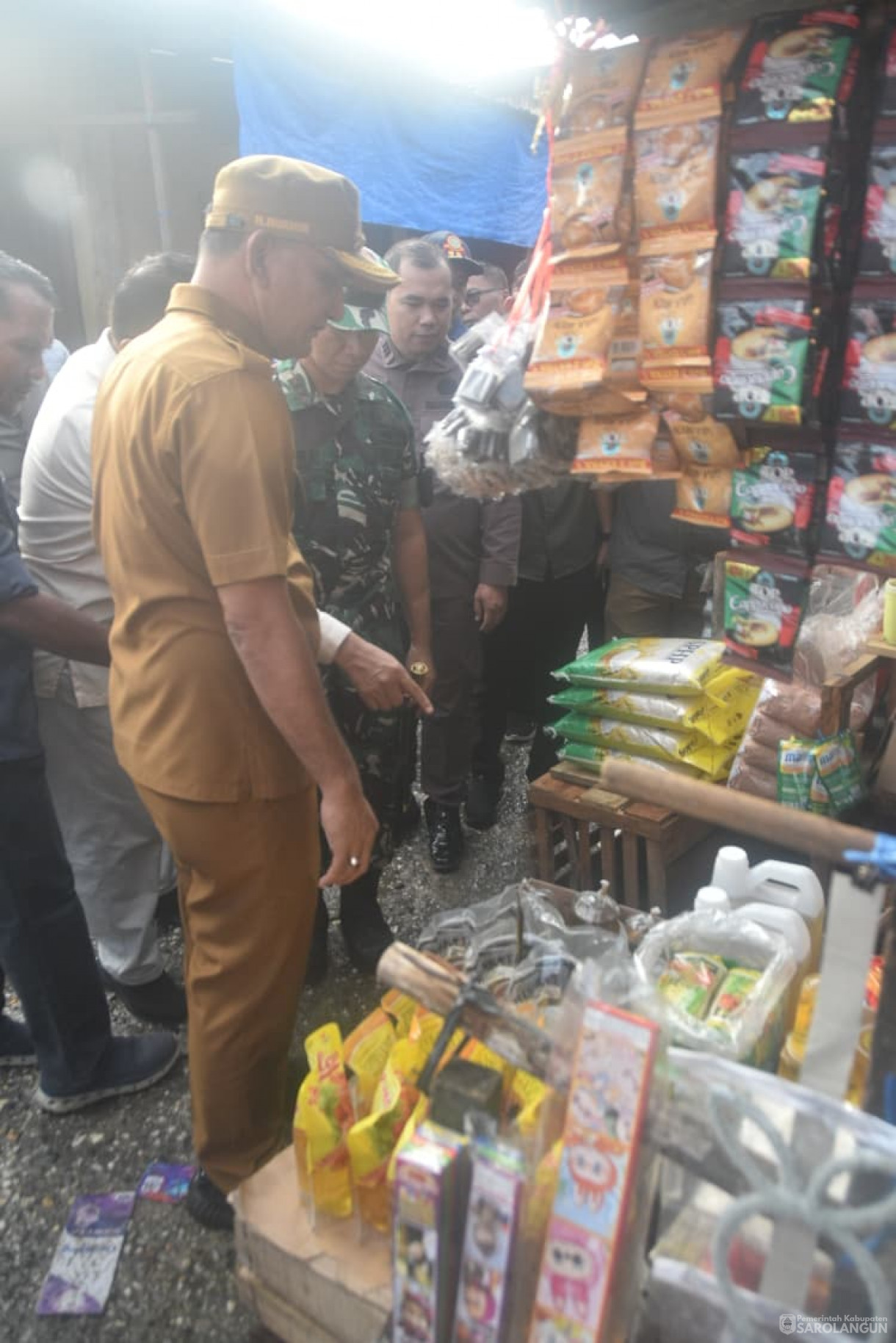 Sidak Harga Sembako di Pasar Sarolangun Dalam Rangka Hari Natal Tahun 2025 dan Tahun Baru 2026 Sekaligus Jumat Bersih Bersama TNI Dalam Rangka Hari Juang Infanteri Ke 77 Tahun 2025
