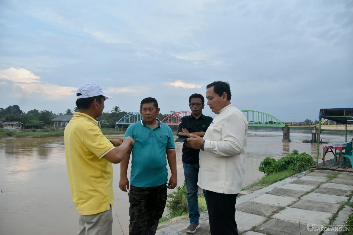 15 Juni 2024 - Meninjau Lokasi Rencana Pembangunan Tugu Biduk Di Rumah Dinas Bupati Sarolangun