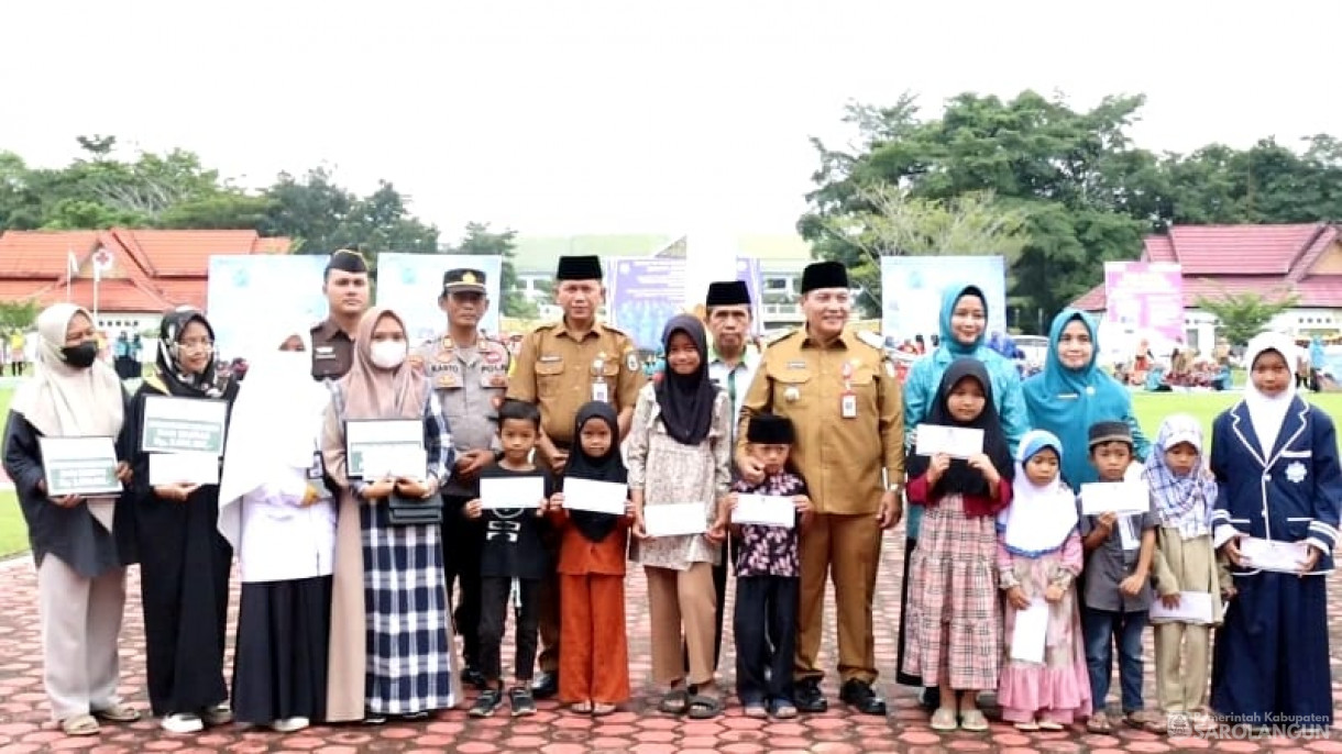 26 Januari 2024 - Penjabat Bupati Sarolangun dan BAZNAS Sarolangun Memberi Bantuan&nbsp; Pinjaman Tanpa Bunga 3jt dan Bantuan Anak Yatim 9 Orang