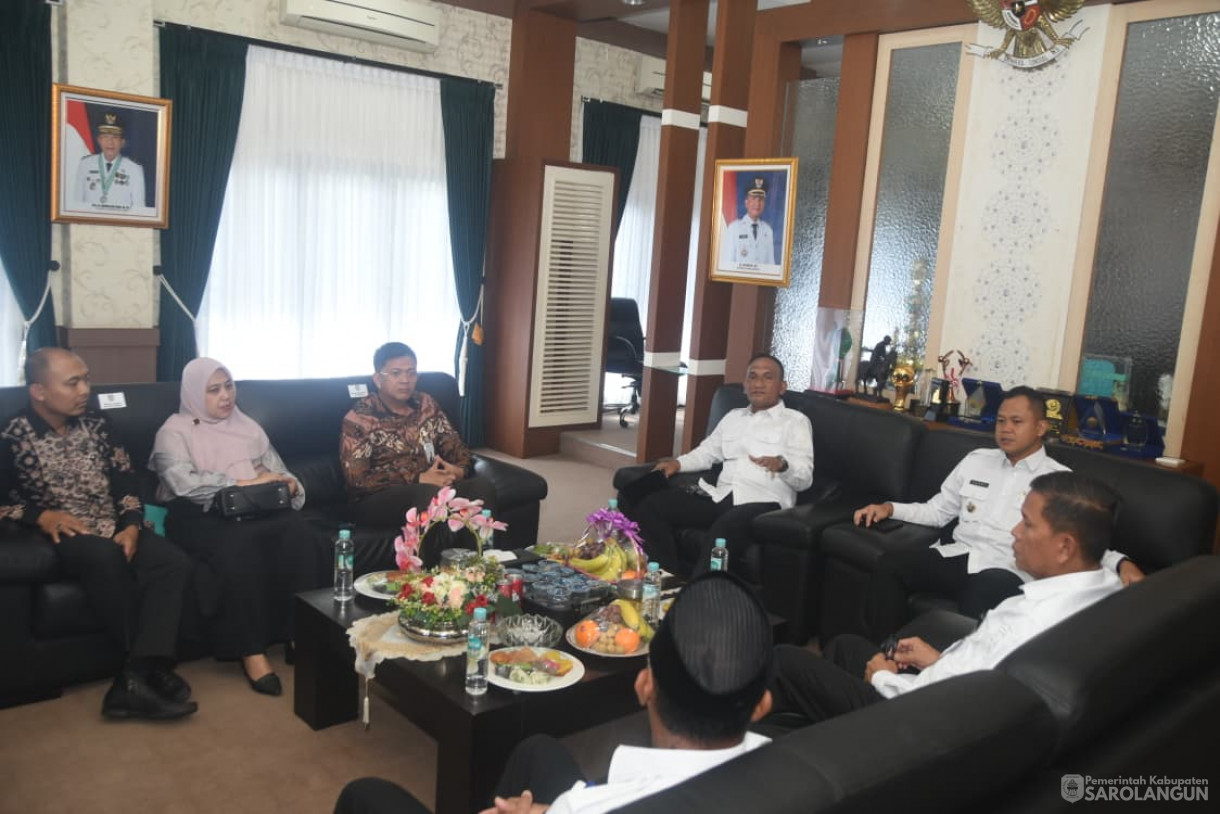 15 Oktober 2025 Pertemuan dan Audiensi CEO Bank BSI Regional 3 Palembang Ari Yusnairi Muslim dengan Pemerintah Kabupaten Sarolangun di Ruang Kerja Bupati Sarolangun