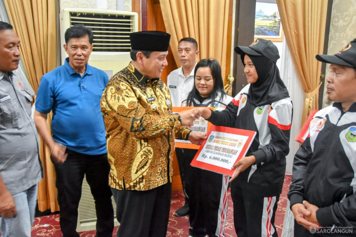 29 November 2023 - Penyerahan Dana Pembinaan Secara Simbolis Kepada Atlit Berprestasi Dan Pelatih Pasca Pekan Olahraga Provinsi Jambi XXIII Tahun 2023 Di Rumah Dinas Bupati Sarolangun