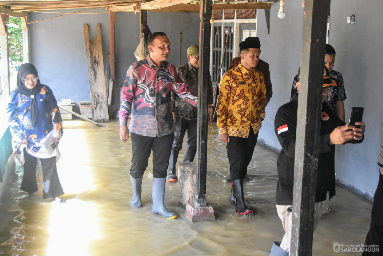 6 Maret 2025 - Peninjauan Lokasi Banjir dan Penyerahan Bantuan Bagi Korban Terdampak Banjir di Kecamatan Mandiangin&nbsp;