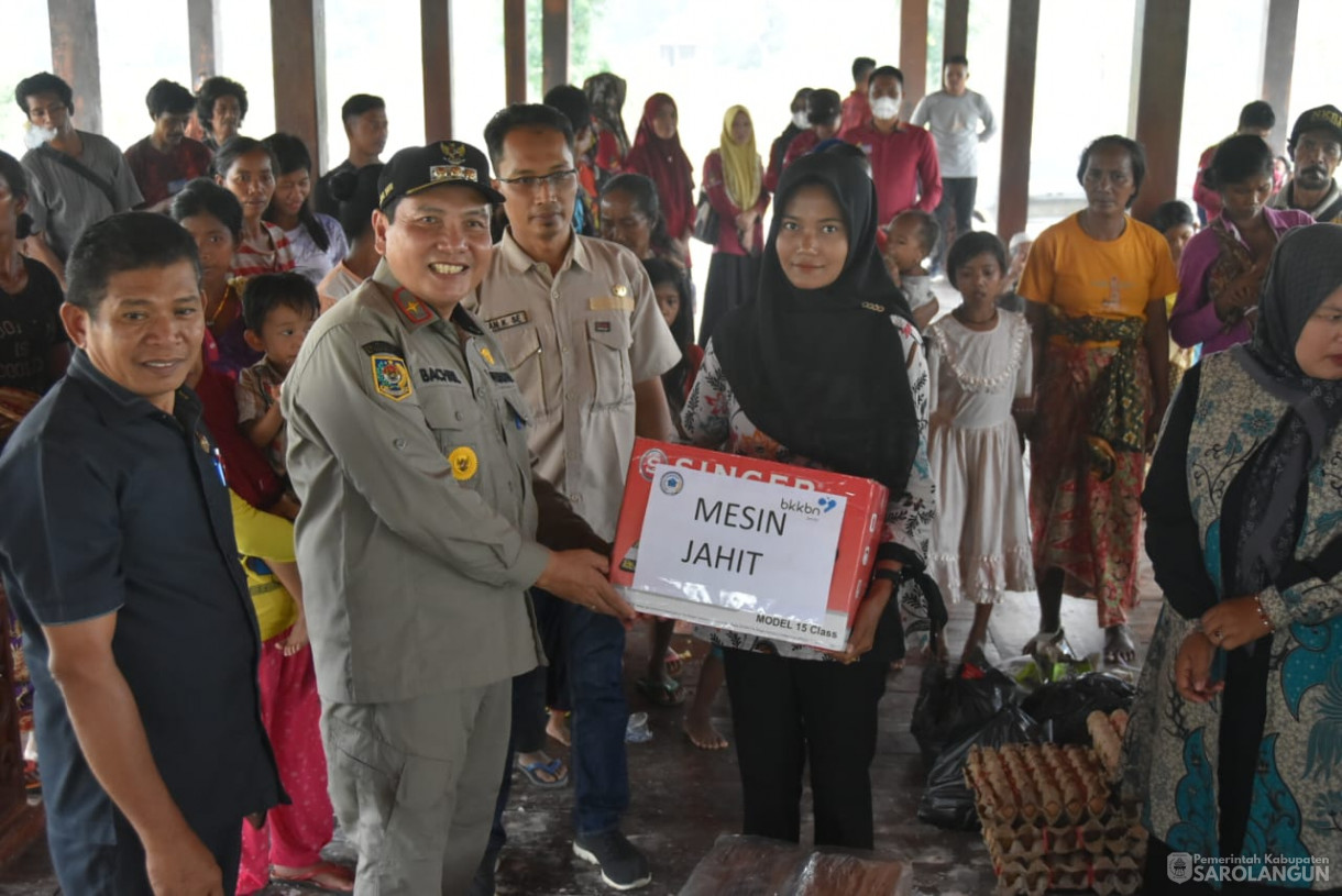 6 Oktober 2023 - Penjabat Bupati Sarolangun Melakukan Pemberian Bantuan Anak Balita Stunting , Pemberian Mesin Jahit dan BKB Kit, dan Penyerahan Bantuan Sosial Untuk Warga SAD di Kampung Madani SAD Desa Lubuk Jering