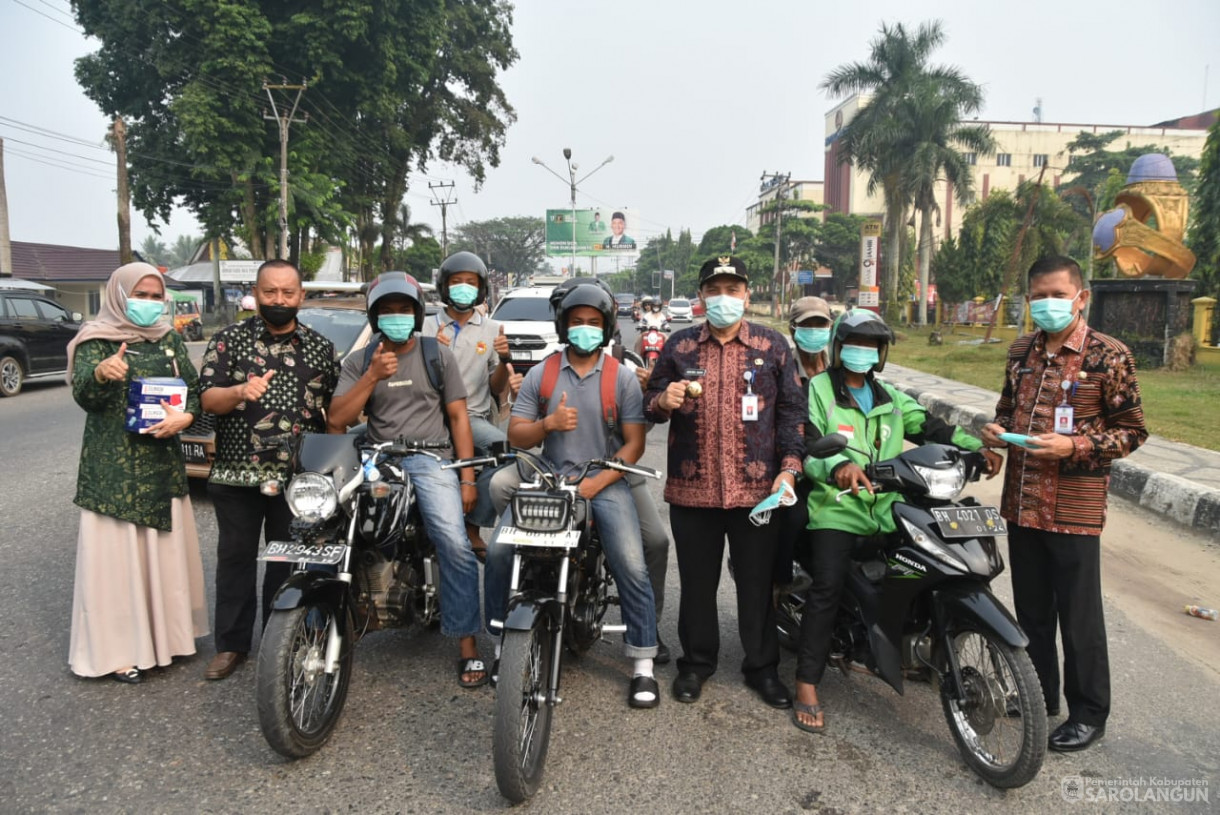 2 Oktober 2023 - Penjabat Bupati Sarolangun Melakukan Pembagian Masker Gratis di Depan Bank Pembangunan Daerah Jambi