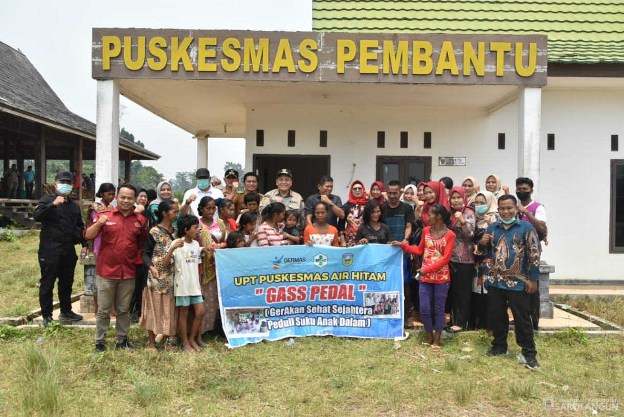 6 Oktober 2023 - Penjabat Bupati Sarolangun Melakukan Peninjauan Kegiatan Pengobatan, Posyandu, Dan Pemberian PMT di Kampung Madani SAD Desa Lubuk Jering Kecamatan Air Hitam