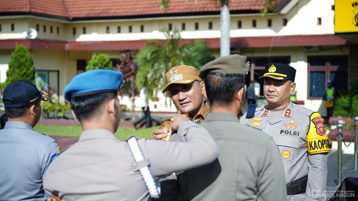 Apel Gelar Pasukan Dalam Rangka Operasi Lilin Tahun 2025 Sekaligus Memberikan Penghargaan dari Bapak Bupati Kepada 4 Pejabat Polres Sarolangun