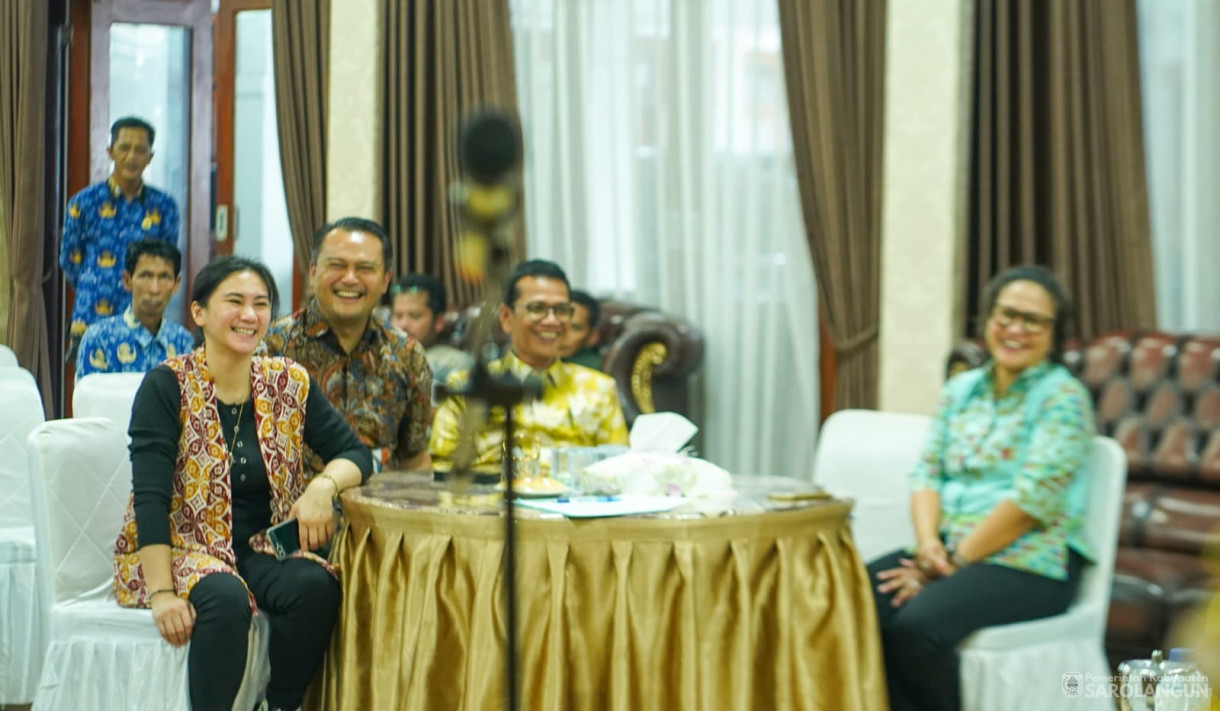 8 Desember 2025&nbsp; Bupati Sarolangun Hurmin Berikan Piagam Penghargaan CSR Kepada PT PetroChina&nbsp;&nbsp;