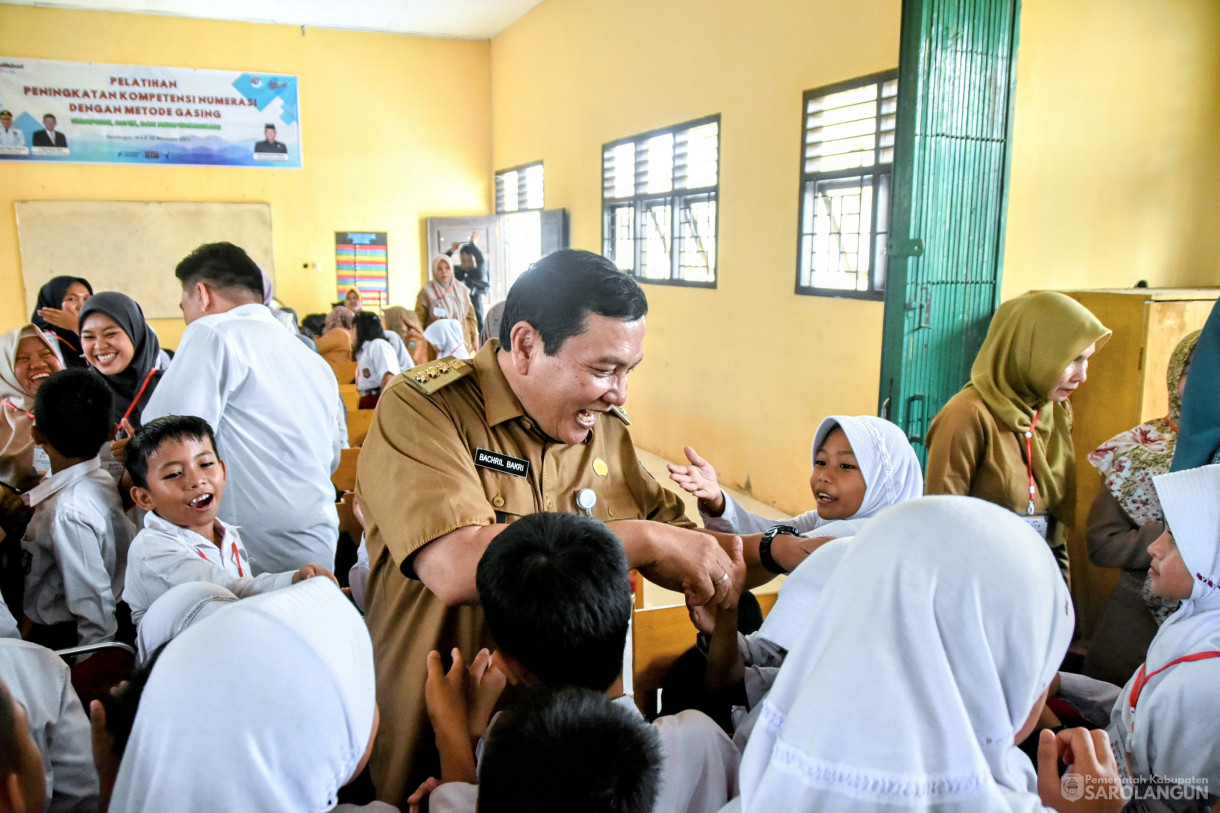 21 Nov 2023 - Penjabat Bupati Sarolangun Menghadiri dan Membuka Secara Resmi Pelatihan Peningkatan Kompetensi Numerasi Dengan Metode GASING Tahun 2023 Bagi Anak Sekolah Dasar dan Guru Pemdamping Se Kec. Sarolangun, diaula SKB SMP 36 Sarolangun