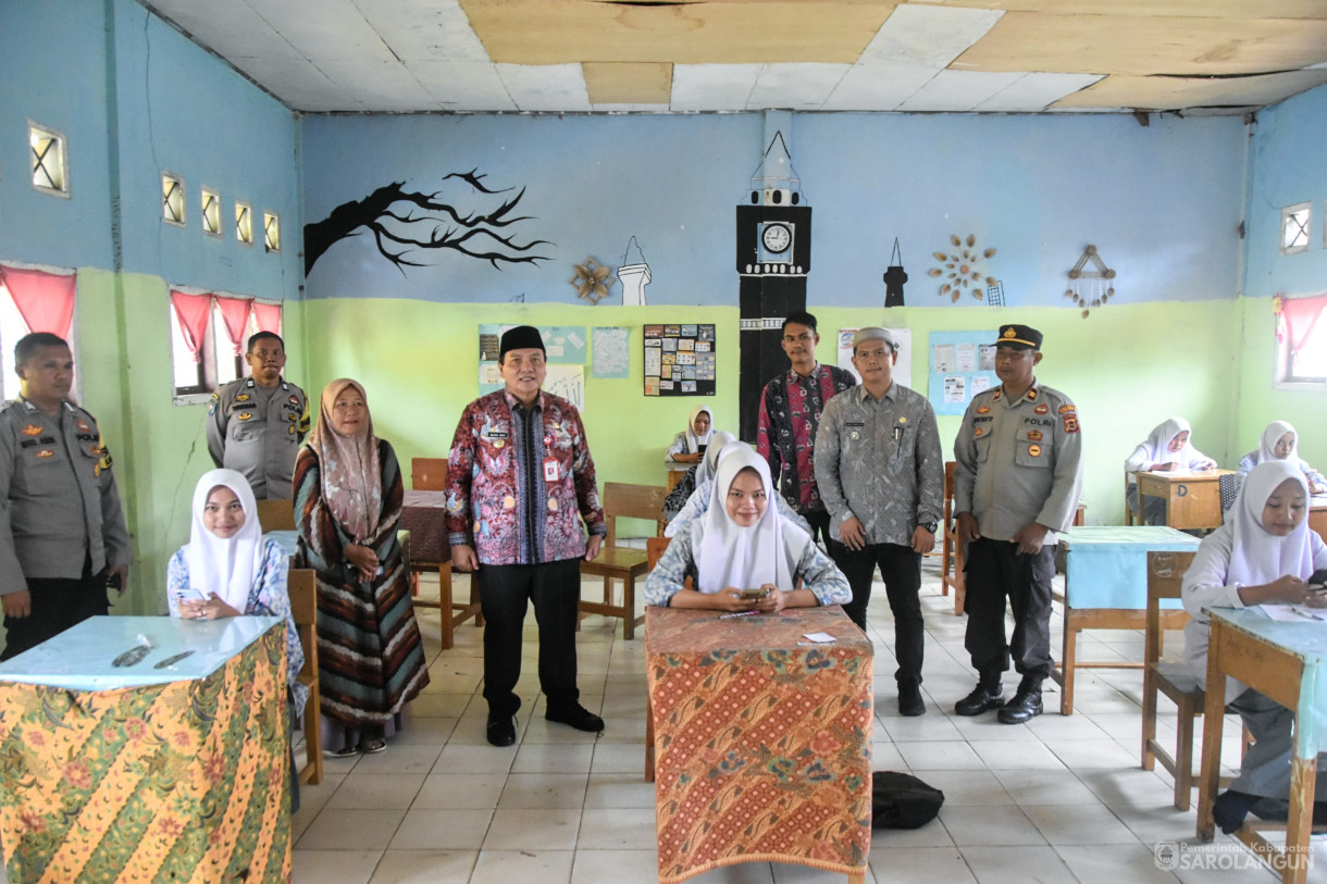 21 Maret 2024 - Meninjau Kegiatan Belajar Mengajar Dan Melihat Kondisi Jalan Di SMAN 10 Sarolangun