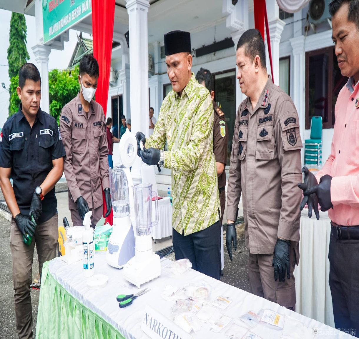 4 Juni 2026 Bupati Sarolangun menghadiri Pemusnahan Barang Bukti Narkotika, Senjata Tajam, dan Pakaian bertempat di Halaman Kantor Kejaksaan Negeri Sarolangun