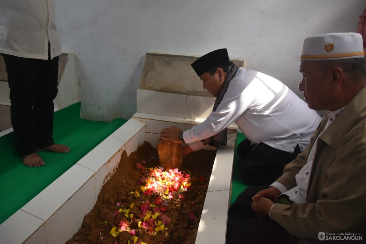 11 Oktober 2023 - Penjabat Bupati Sarolangun Melakukan Ziarah Ke Makam Panglimo Jayo Sakti, Panglima Kumbang Desa Lidung