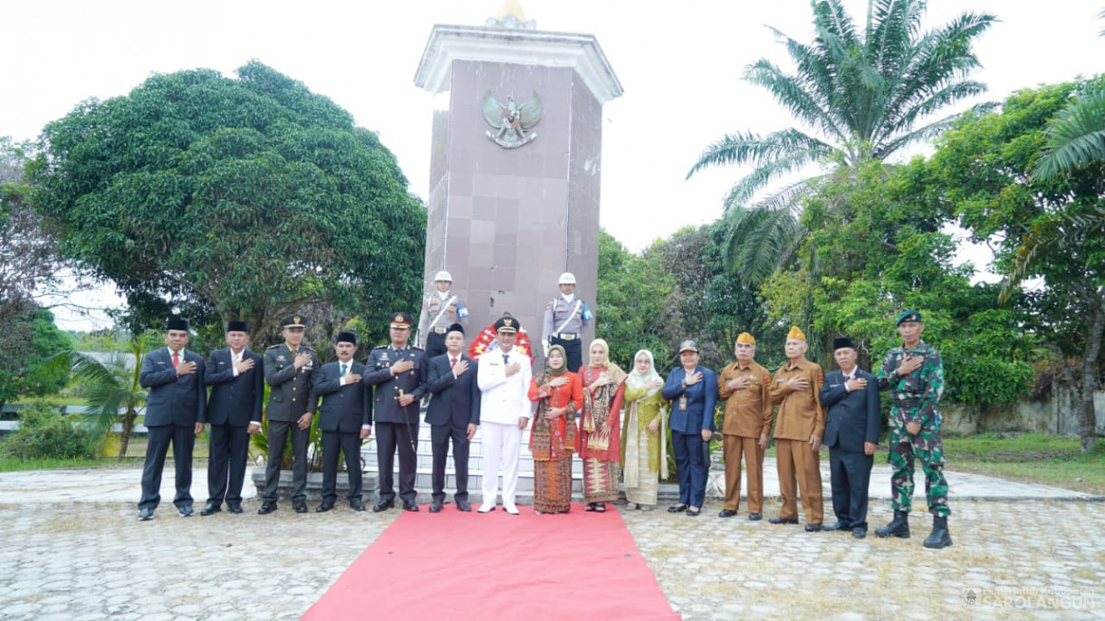 Upacara Peringatan Hari Sumpah Pemuda di Lapangan Gunung Kembang Sarolangun