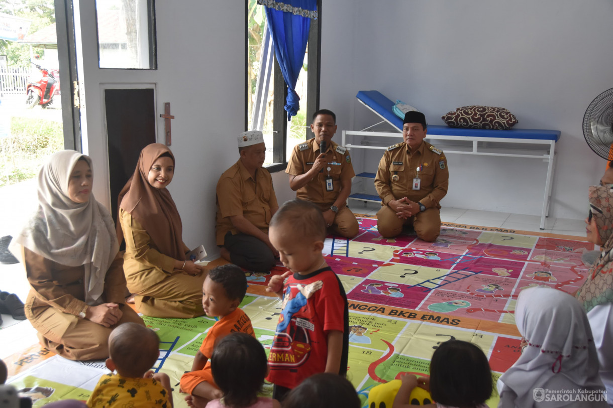 28 November 2023 - Meninjau Dan Memberikan Makan Pada Anak Beresiko Stunting Di Rumah Cegah Stunting Desa Bernai