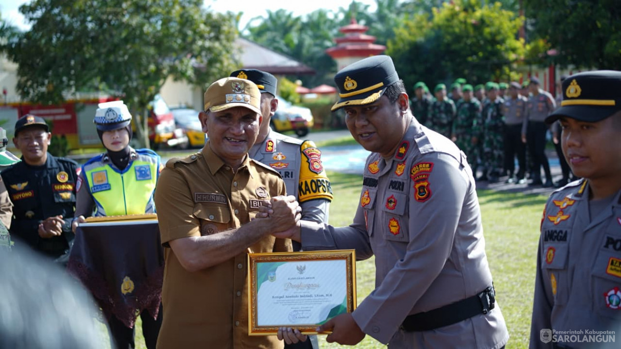 Apel Gelar Pasukan Dalam Rangka Operasi Lilin Tahun 2025 Sekaligus Memberikan Penghargaan dari Bapak Bupati Kepada 4 Pejabat Polres Sarolangun