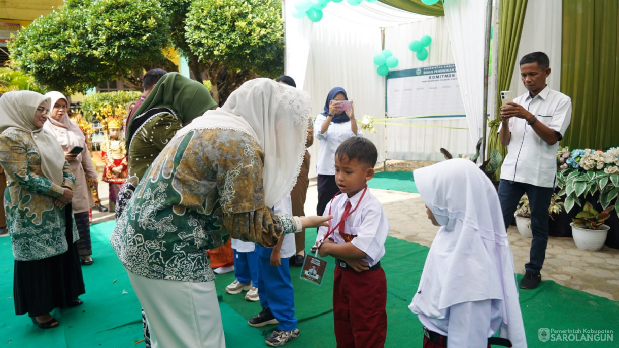 14 Juli 2025 - Pj Sekda Kabupaten Sarolangun Membuka Kegiatan Penguatan Transisi PAUD Ke SD Masa Transisi Masa Pengenalan Lingkungan Sekolah Ramah Tahun 2025 di SD 57 Sungai Benteng Kecamatan Singkut