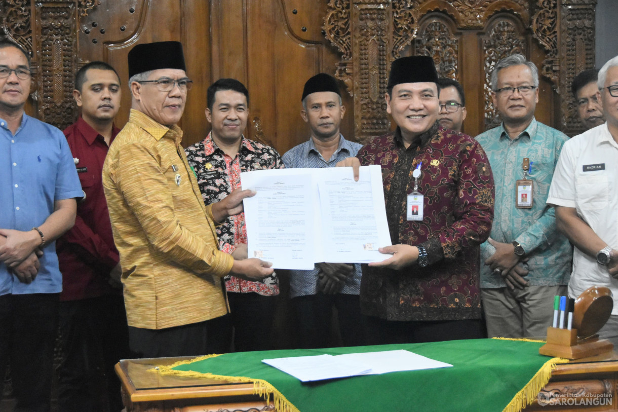 10 November 2023 - Penjabat Bupati Sarolangun Melakukan Penandatanganan Kesepakatan Bersama Antara Pemerintah Kabupaten Rejang Lebong Dengan Pemerintah Kabupaten Sarolangun Di Rumah Dinas Bupati Rejang Lebong