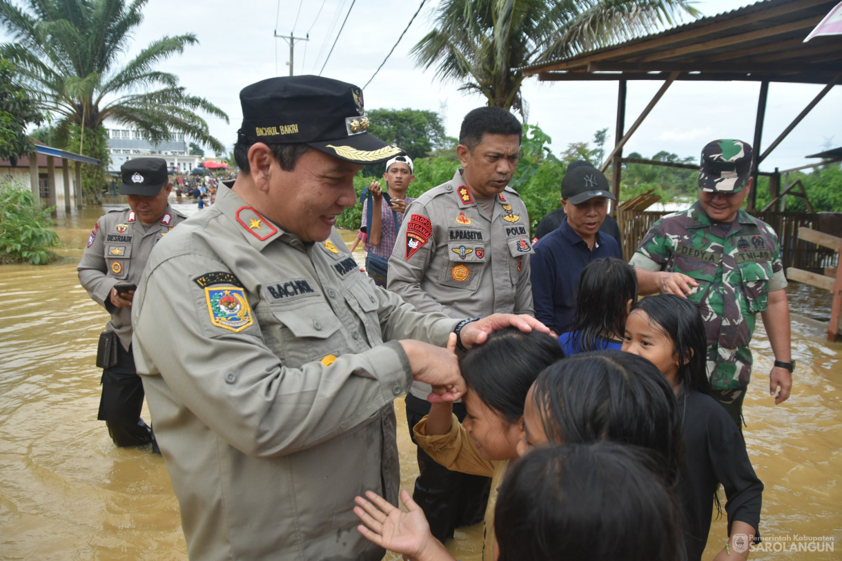 13 Januari 2024 - Meninjau Lokasi Terdampak Banjir Sekaligus Memberikan Bantuan Di Desa Bernai Dalam