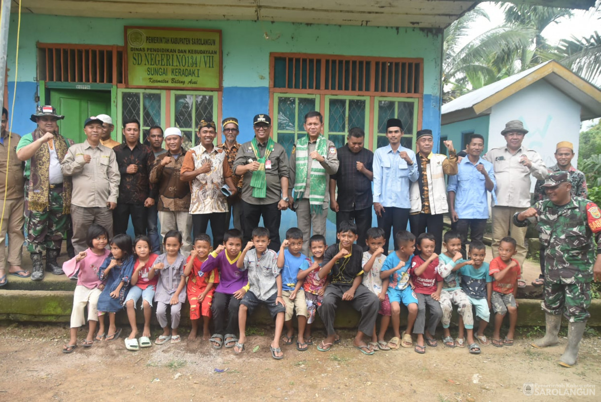17 November 2024 - Kunjungan Kerja dan Penyerahan Bantuan di Desa Sungai Geradak Kecamatan Batang Asai