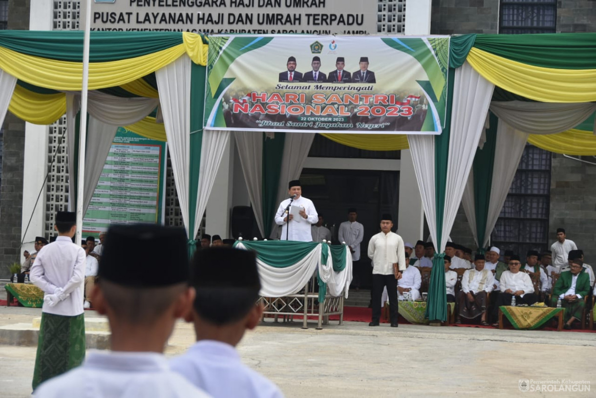 22 Oktober 2023 - Penjabat Bupati Sarolangun Memimpin Apel Peringatan Hari Santri Nasional 2023 di Lapangan Kantor Kementerian Agama Sarolangun