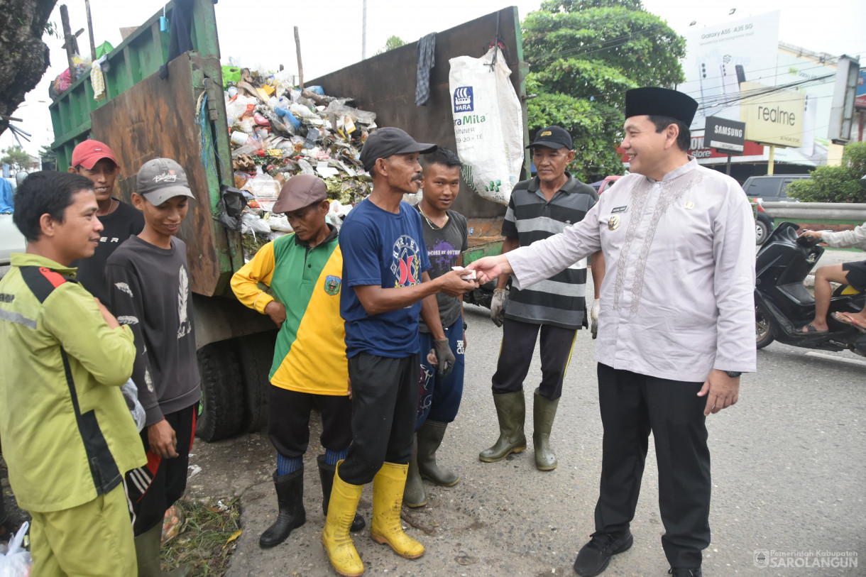 8 April 2024 - Memberikan Santunan Kepada Petugas Dinas Lingkungan Hidup Yang Sedang Bekerja Di Pasar Atas Sarolangun