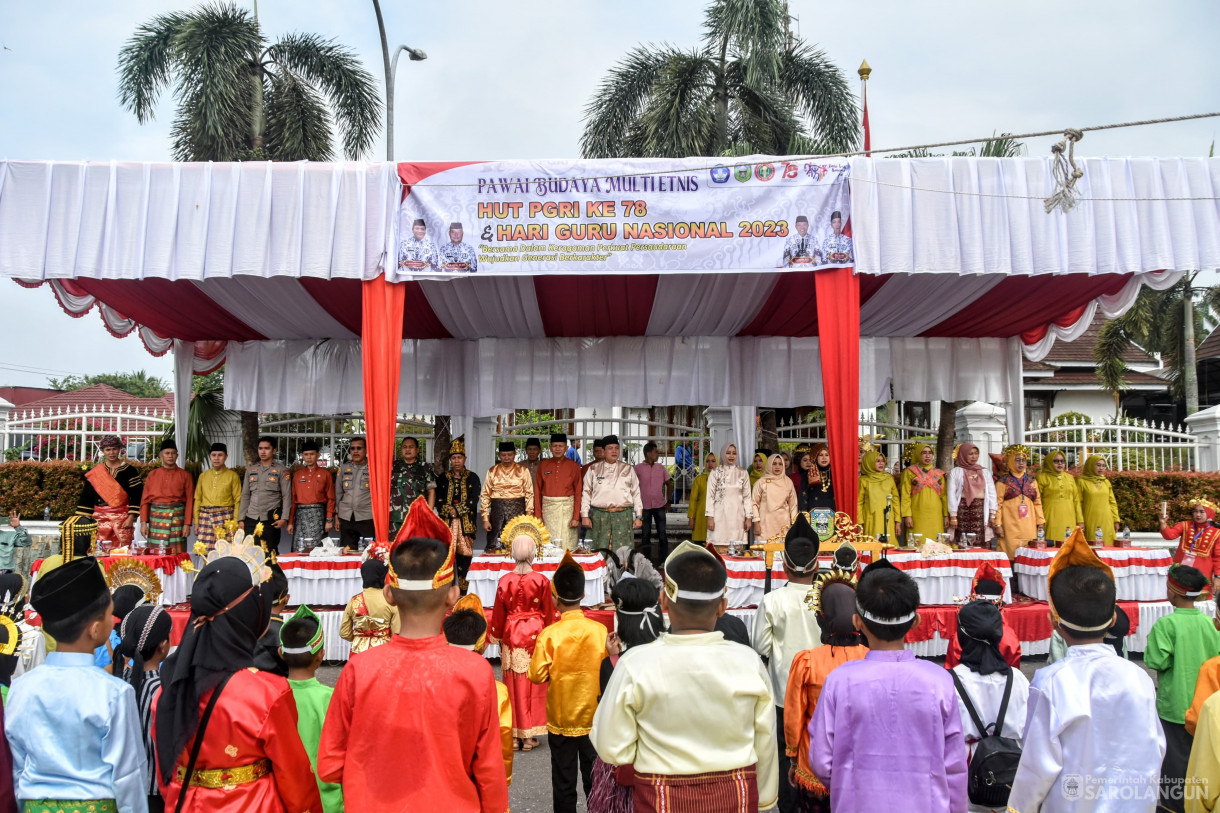 18 November 2023 - Penjabat Bupati Sarolangun Menghadiri&nbsp; Dan Membuka Pawai Budaya Multietnis Dalam Rangka HUT PGRI Ke 78 dan Hari Guru Nasional 2023 di Rumah Dinas Bupati Sarolangun