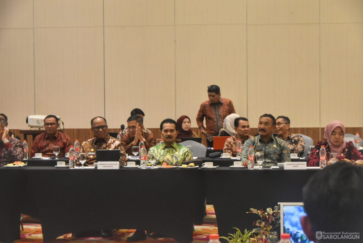 6 Januari 2025 - Rapat Dalam Rangka Sinkronisasi RPJMD Antara Pemerintah Provinsi Jambi Dengan Pemerintah Kabupaten Kota SeProvinsi Jambi, Bertempat di Ballroom B