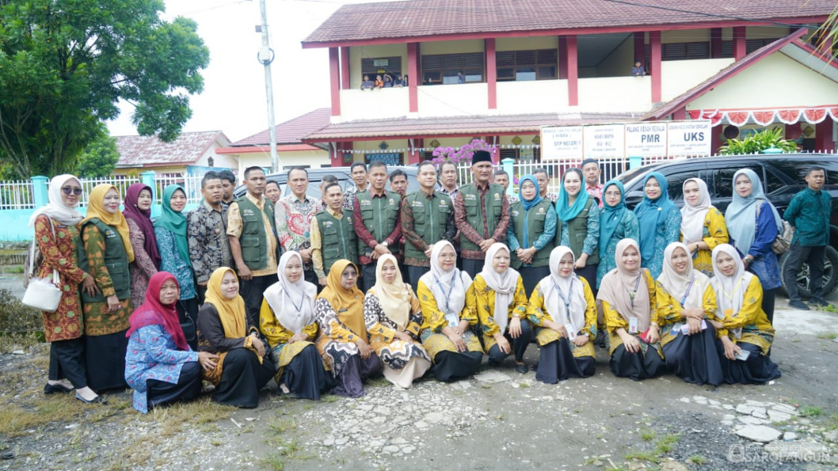 Mengunjungi Rumah Warga Resiko Stunting Sekaligus Memberikan Air Susu dan Menyuap Telur Rebus Kepada Warga yang Beresiko Stunting, Memberikan Bantuan Genting Berbakti Maju