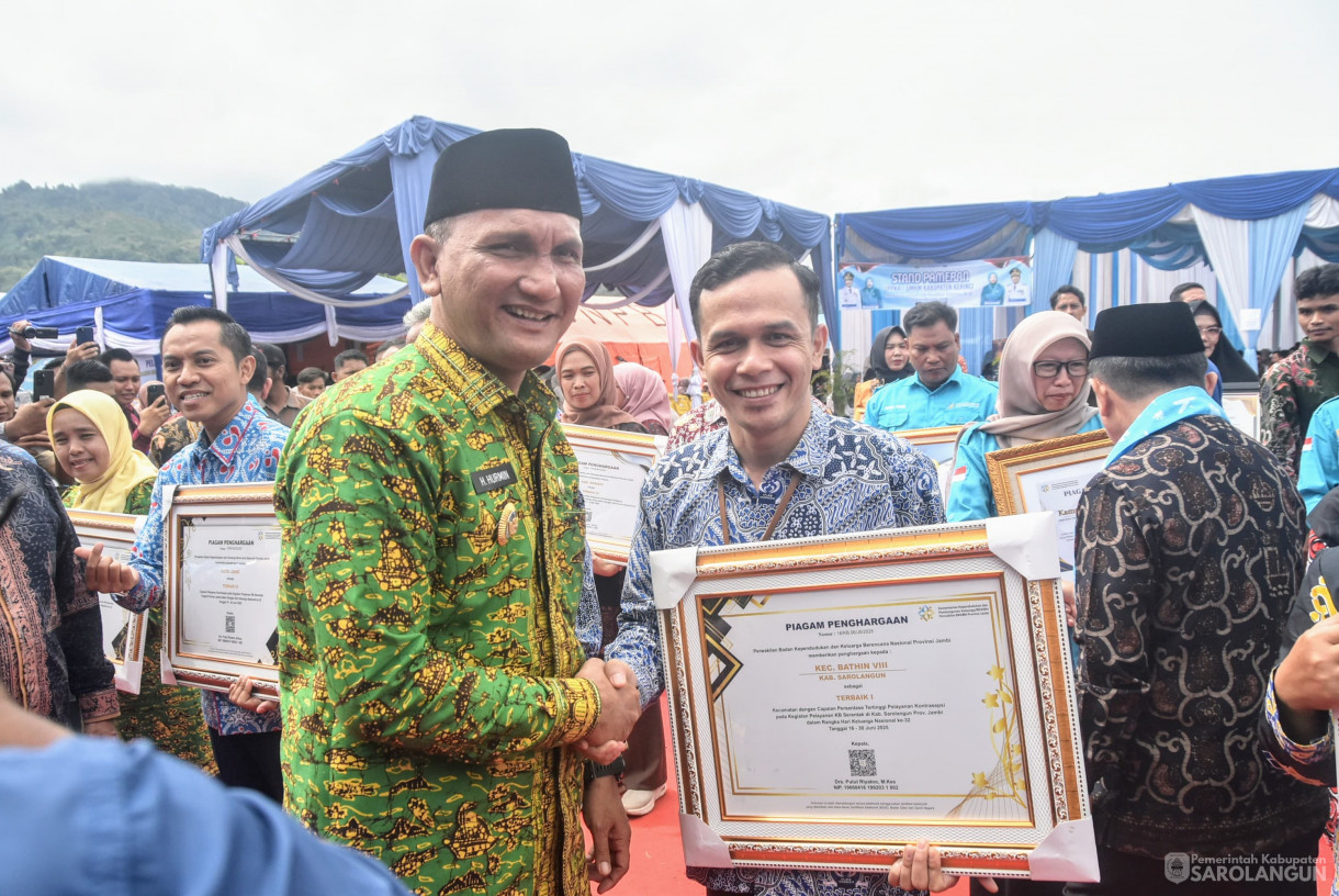 31 Juli 2025 - Peringatan Puncak Hari Keluarga Nasional Ke 32 Tingkat Provinsi Jambi Sekaligus Pengukuhan AyahBunda Genre Provinsi dan Kabupaten Kota di Halaman Kantor Bupati Kerinci