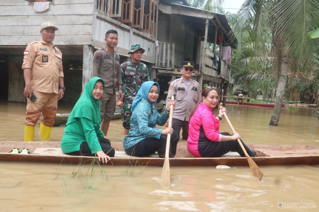 15 Januari 2024 -&nbsp;&nbsp;Ibu Penjabat Bupati Sarolangun selaku Ketua TP PKK dan GOW Kab.Sarolangun Meninjau 5 Kecamatan Korban Banjir di Kab.Sarolangun