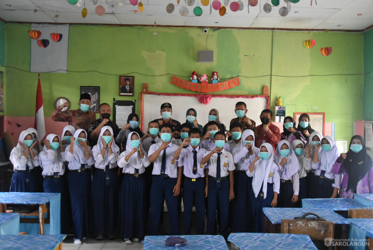 2 Oktober 2023 - Penjabat Bupati Sarolangun Bersama Ibu Ketua TP PKK Melakukan Pembagian Masker Gratis Kepada Siswa SMPN 1 Sarolangun