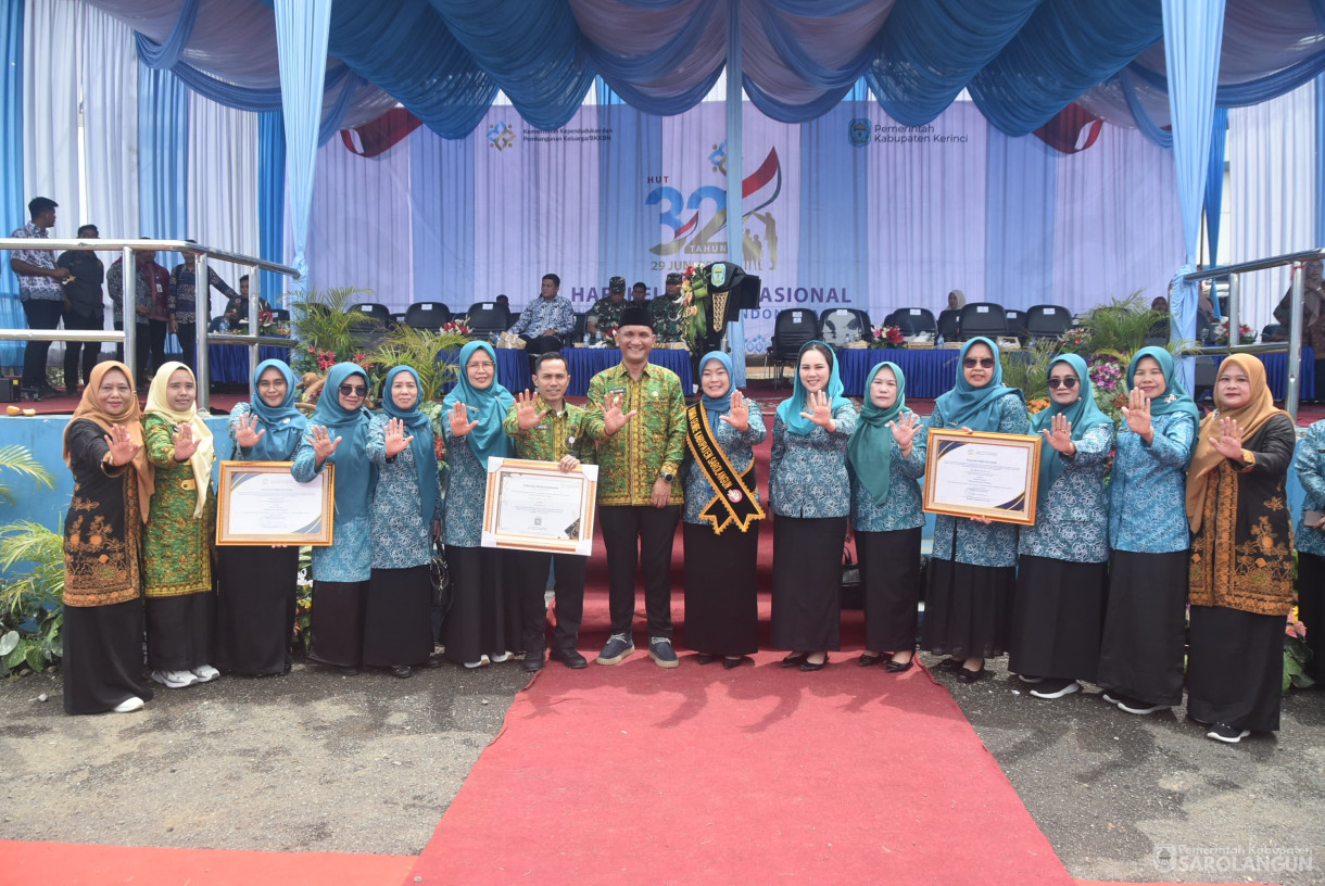 31 Juli 2025 - Peringatan Puncak Hari Keluarga Nasional Ke 32 Tingkat Provinsi Jambi Sekaligus Pengukuhan AyahBunda Genre Provinsi dan Kabupaten Kota di Halaman Kantor Bupati Kerinci