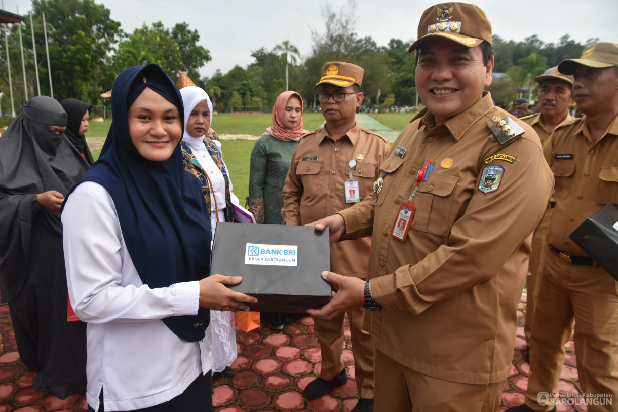 11 Desember 2023 - Apel Gabungan Sekaligus Penyerahan Hadiah Lomba Kegiatan UMKM Bangkit Dan Gabungan Kelompok Tani Terbaik Tingkat Kabupaten Sarolangun Di Lapangan Gunung Kembang Sarolangun