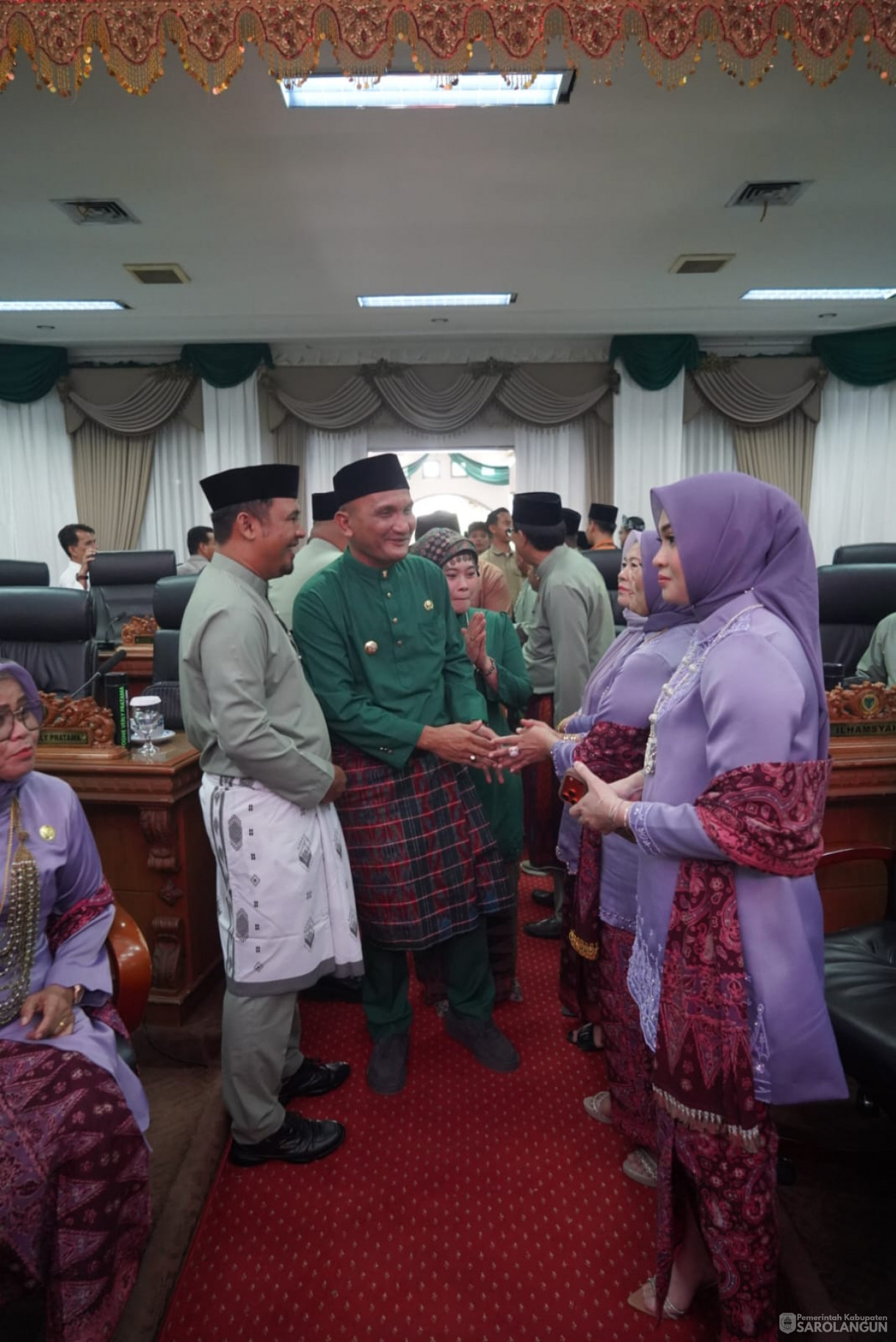 &nbsp;Bupati Sarolangun Serta Ketua TP PKK Kabupaten Sarolangun Menghadiri Rapat Paripurna Dalam Rangka HUT Kab.Batang Hari Yang Ke 77