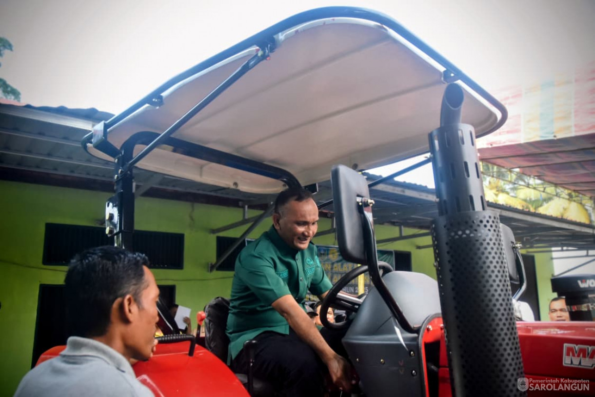 31 Oktober 2025 Penyerahan Secara Simbolis Alsintan Kepada Kelompok Tani Kabupaten Sarolangun