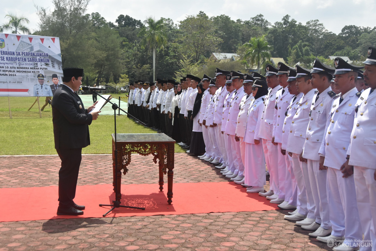 23 Juli 2024 - Pengukuhan Dan Penyerahan SK Perpanjangan Kepala Desa Dan BPD SeKabupaten Sarolangun Dan Launching Pembagian 10 Juta Bendera Merah Putih Dalam Rangka Hut Republik Indonesia Ke 79 Tahun 2024 Bertempat di Lapangan Gunung Kembang Sarolangun