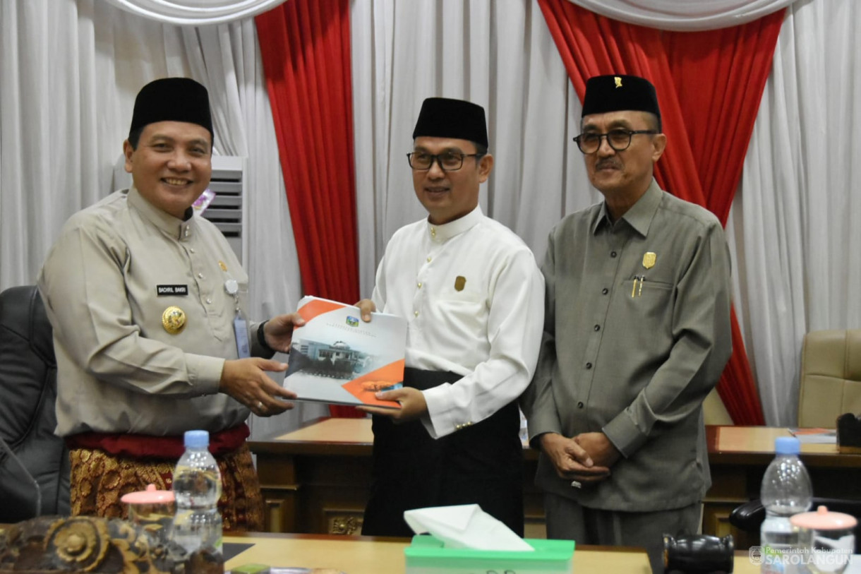 22 Agustus 2023 - Penjabat Bupati Sarolangun Dr. Ir. Bachril Bakri, M.App, Sc Menghadiri Rapat Paripurna Tingkat I Tahap II di Gedung DPRD Kabupaten Sarolangun