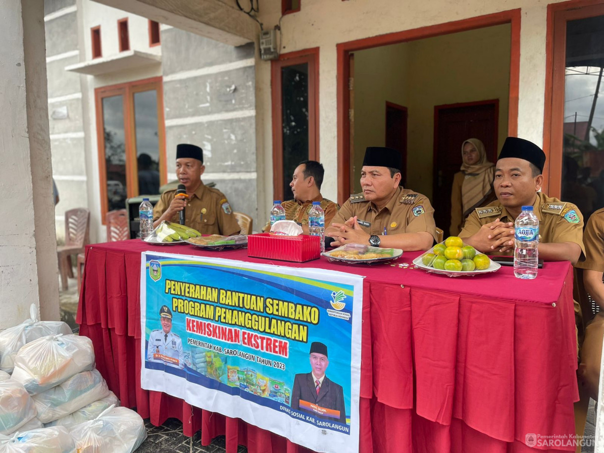 14 November 2023 - Penyerahan Bantuan Sembako Program Penanggulangan Kemiskinan Ekstrim di desa Gurun Tuo Kecamatan Mandiangin