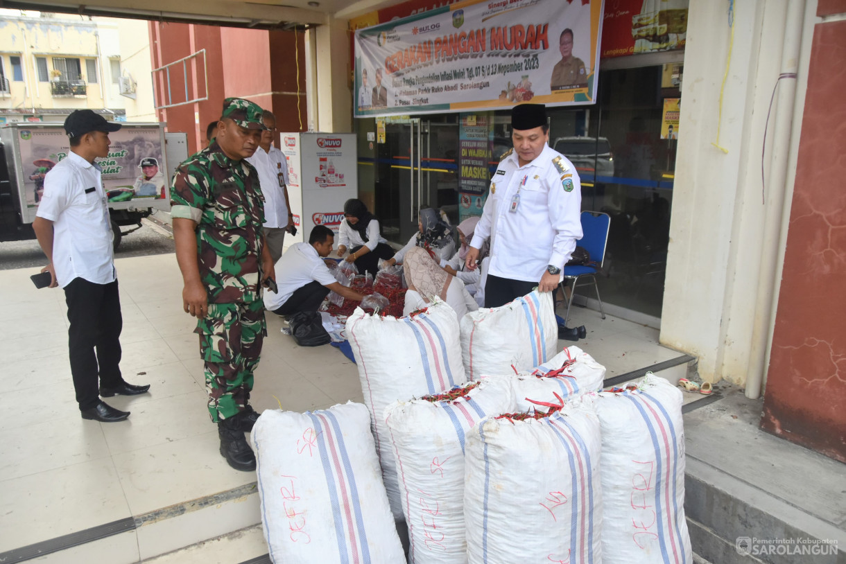 8 November 2023 - Penjabat Bupati Sarolangun Melaksanakan Gerakan Operasi Pasar Sembako Murah Hari Ke 2 Penanganan Inflasi Di Ceria Toserba Sarolangun