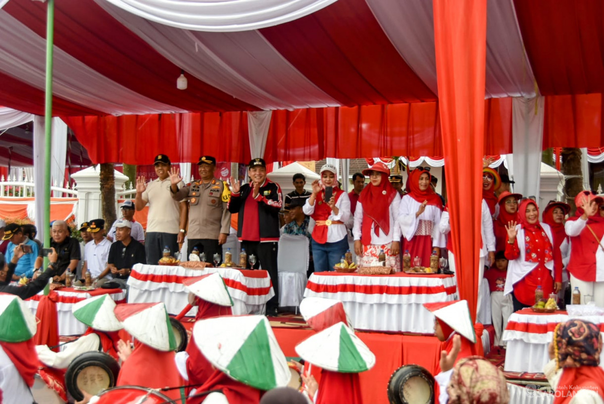 19 Agustus 2023&nbsp; Penjabat Bupati Sarolangun Dr. Ir. Bachril Bakri, M.App, Sc Menghadiri Pawai Karnaval Memperingati HUT RI ke 78 di Depan Rumah Dinas Bupati Sarolangun